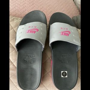 Women’s Nike Camden Slides, size 8, Gray with hot pink.